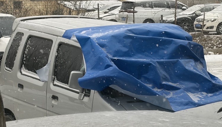 การใช้ผ้าใบกันน้ำ PE สำหรับการคลุมยานพาหนะในสภาพอากาศที่มีหิมะตก